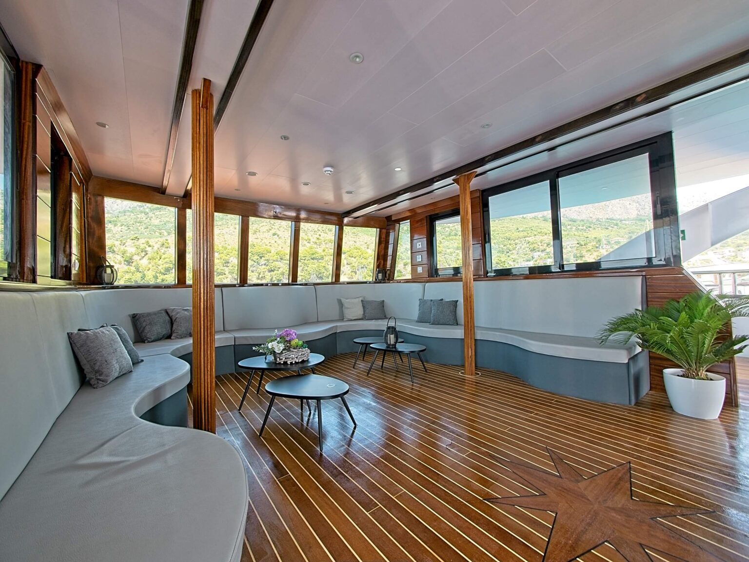 Premier sun deck lounge