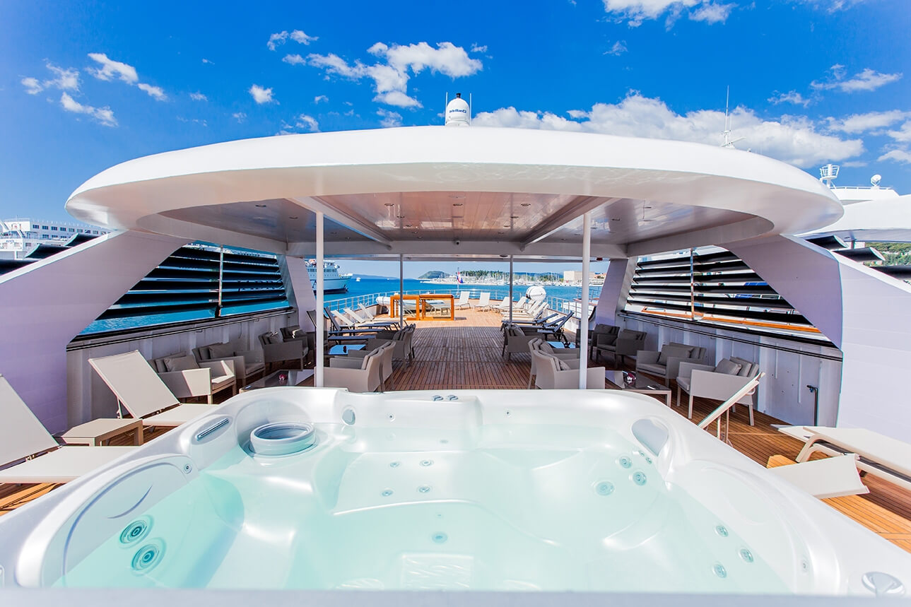 Avangard Croatia Cruise Ship tub