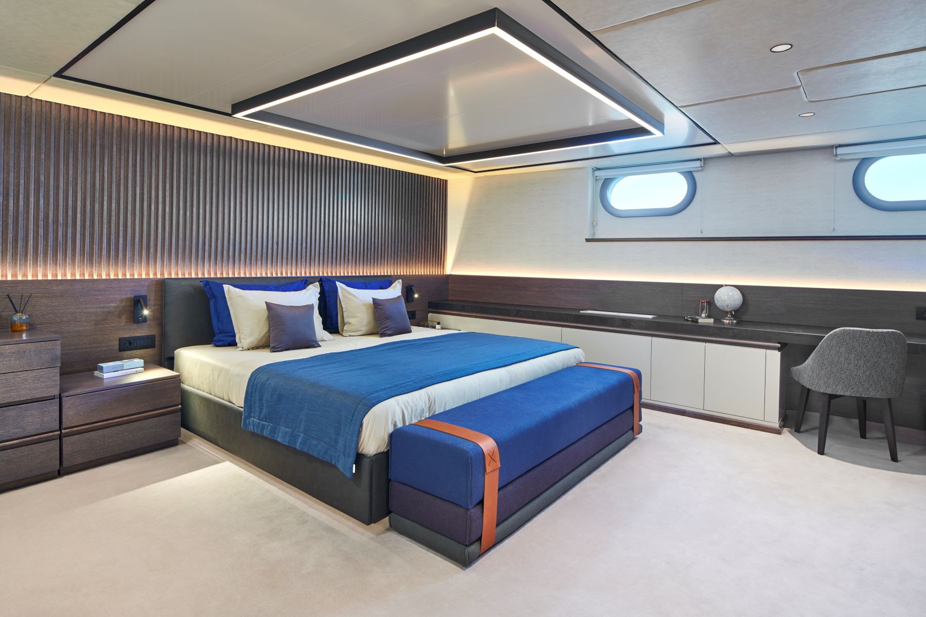 Anima Maris sailing yacht - double room with 2 big portholes, and a dressing table.