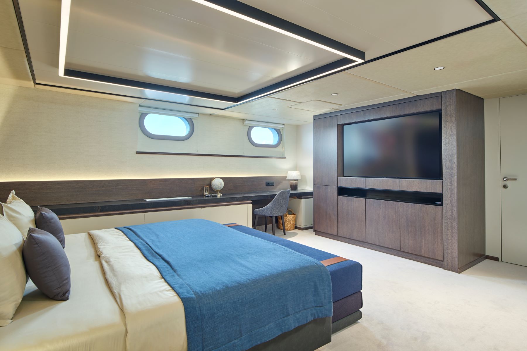 Anima Maris sailing yacht - double room with 2 big portholes, a dressing table, and a big screen TV.