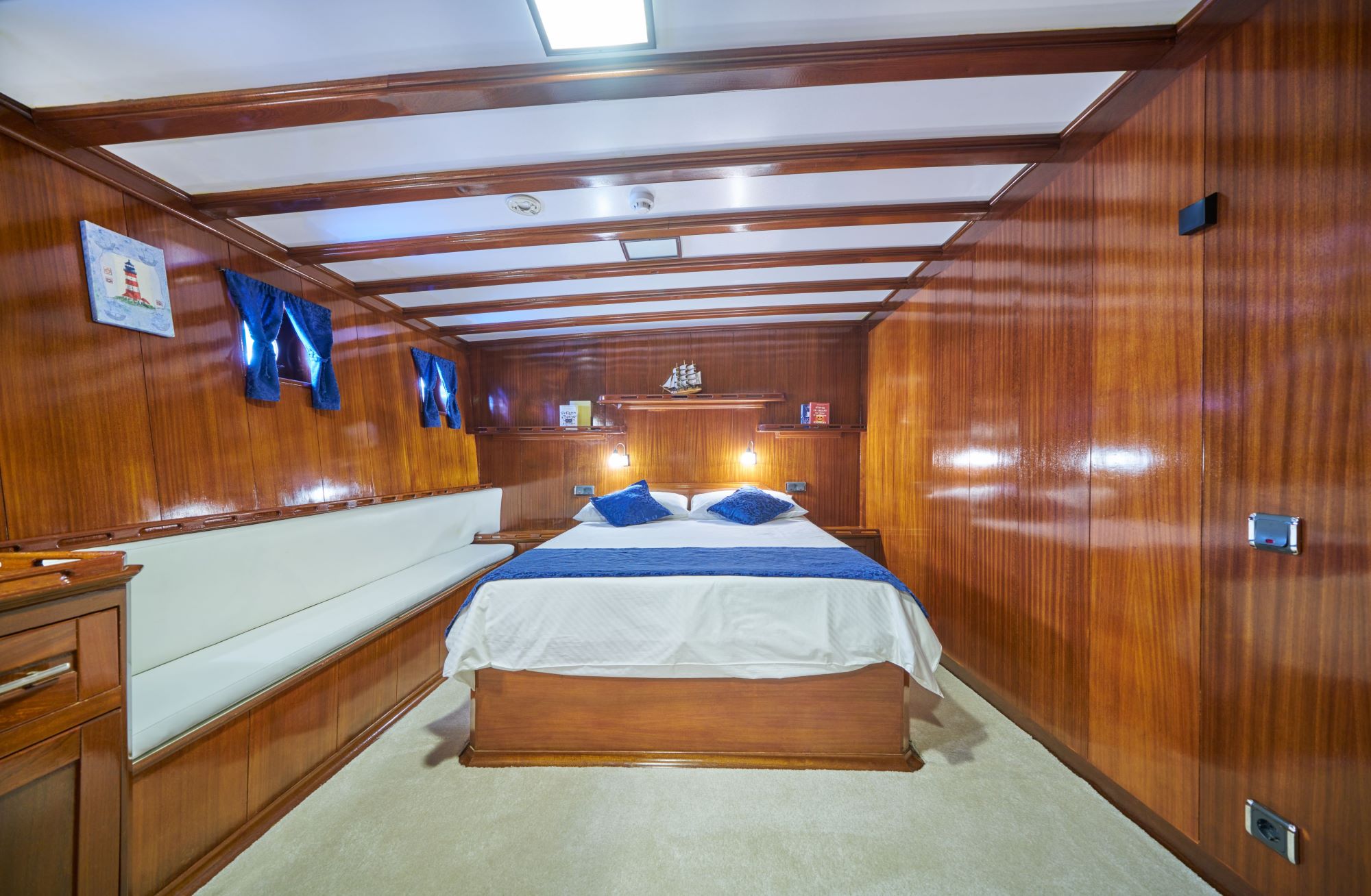 Stella Maris cabin with a double bed, 2 windows and a sofa