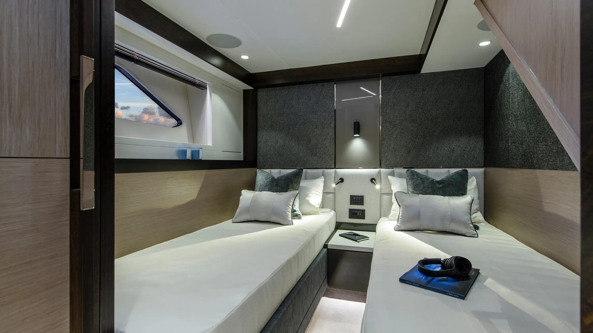 Sunseeker Manhattan 68 M/Y Apollo yacht -cabin with 2 single beds and a big window