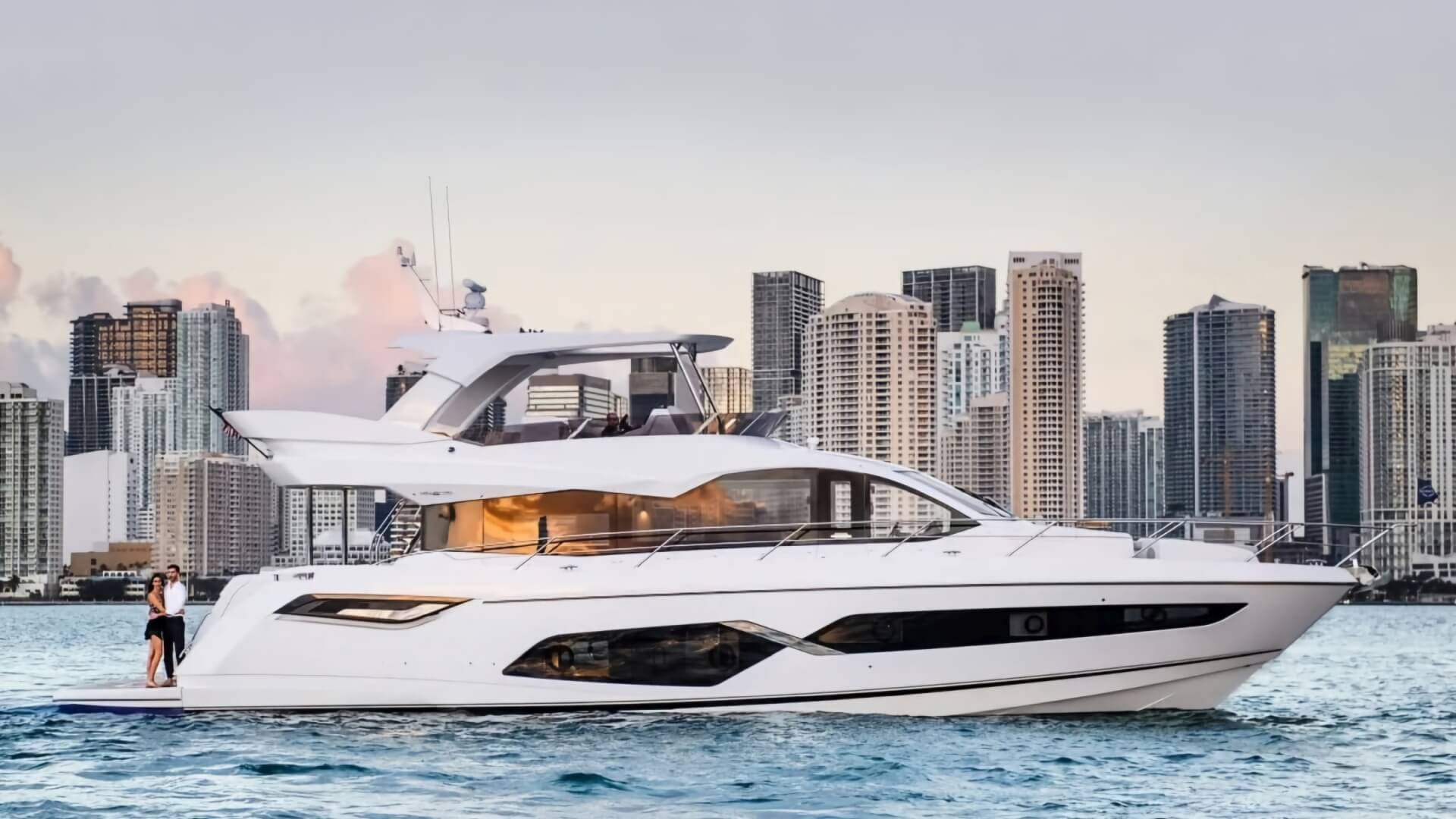 Sunseeker Manhattan 68 M/Y Apollo yacht - side view in front of a city skyline